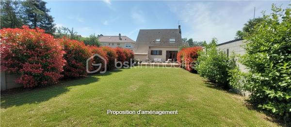 A Wissous, dans un secteur pavillonnaire particulièrement recherché, découvrez cette charmante maison de 118m² de surface au sol sur un terrain de 468 m². 
Au rez-de-chaussée, vous trouverez une grande entrée avec une belle hauteur sous plafond, qui mène à un salon/salle à manger avec cheminée, donnant un accès direct à la terrasse et au grand jardin.  La cuisine attenante s'accompagne d'une arrière-cuisine de 10m², parfaite pour un espace rangement et buanderie. Des WC complètent ce niveau.
À l’étage, trois chambres, une salle de bain et des WC séparés constituent l'espace nuit.
La maison est également équipée d'un garage de 15m², sans oublier la possibilité de garer 2 autres voitures dans la propriété.
Avec quelques rafraîchissements et un peu de rénovation, vous pourrez personnaliser cette maison selon vos goûts pour créer des espaces intérieurs et extérieurs qui vous ressemblent. Certaines photos proposent d'ailleurs des suggestions d'aménagement pour vous aider à vous projeter.
Vous profiterez d’un environnement calme et familial, tout en bénéficiant d'une proximité immédiate des commerces, des écoles et des transports : accès rapide aux principaux axes routiers, aux RER B et C, ainsi qu’à l’aéroport d’Orly, et à la future ligne 18 du Grand Paris Express. À noter également l'ouverture du nouveau collège en septembre 2026.
Contactez-moi dès maintenant pour plus d’informations ou pour organiser une visite.