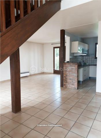 A Wissous, dans un secteur pavillonnaire particulièrement recherché, découvrez cette charmante maison de 118m² de surface au sol sur un terrain de 468 m². 
Au rez-de-chaussée, vous trouverez une grande entrée avec une belle hauteur sous plafond, qui mène à un salon/salle à manger avec cheminée, donnant un accès direct à la terrasse et au grand jardin.  La cuisine attenante s'accompagne d'une arrière-cuisine de 10m², parfaite pour un espace rangement et buanderie. Des WC complètent ce niveau.
À l’étage, trois chambres, une salle de bain et des WC séparés constituent l'espace nuit.
La maison est également équipée d'un garage de 15m², sans oublier la possibilité de garer 2 autres voitures dans la propriété.
Avec quelques rafraîchissements et un peu de rénovation, vous pourrez personnaliser cette maison selon vos goûts pour créer des espaces intérieurs et extérieurs qui vous ressemblent. Certaines photos proposent d'ailleurs des suggestions d'aménagement pour vous aider à vous projeter.
Vous profiterez d’un environnement calme et familial, tout en bénéficiant d'une proximité immédiate des commerces, des écoles et des transports : accès rapide aux principaux axes routiers, aux RER B et C, ainsi qu’à l’aéroport d’Orly, et à la future ligne 18 du Grand Paris Express. À noter également l'ouverture du nouveau collège en septembre 2026.
Contactez-moi dès maintenant pour plus d’informations ou pour organiser une visite.