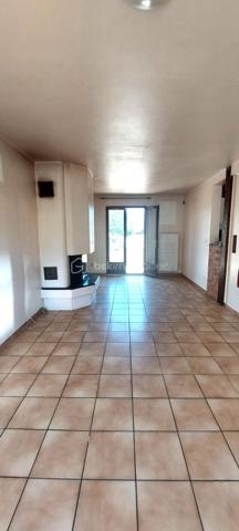 A Wissous, dans un secteur pavillonnaire particulièrement recherché, découvrez cette charmante maison de 118m² de surface au sol sur un terrain de 468 m². 
Au rez-de-chaussée, vous trouverez une grande entrée avec une belle hauteur sous plafond, qui mène à un salon/salle à manger avec cheminée, donnant un accès direct à la terrasse et au grand jardin.  La cuisine attenante s'accompagne d'une arrière-cuisine de 10m², parfaite pour un espace rangement et buanderie. Des WC complètent ce niveau.
À l’étage, trois chambres, une salle de bain et des WC séparés constituent l'espace nuit.
La maison est également équipée d'un garage de 15m², sans oublier la possibilité de garer 2 autres voitures dans la propriété.
Avec quelques rafraîchissements et un peu de rénovation, vous pourrez personnaliser cette maison selon vos goûts pour créer des espaces intérieurs et extérieurs qui vous ressemblent. Certaines photos proposent d'ailleurs des suggestions d'aménagement pour vous aider à vous projeter.
Vous profiterez d’un environnement calme et familial, tout en bénéficiant d'une proximité immédiate des commerces, des écoles et des transports : accès rapide aux principaux axes routiers, aux RER B et C, ainsi qu’à l’aéroport d’Orly, et à la future ligne 18 du Grand Paris Express. À noter également l'ouverture du nouveau collège en septembre 2026.
Contactez-moi dès maintenant pour plus d’informations ou pour organiser une visite.