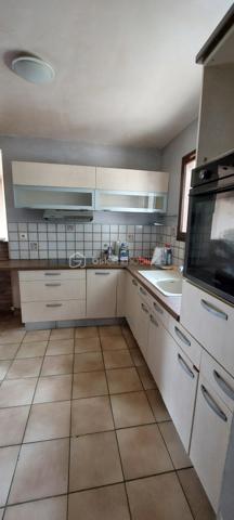 A Wissous, dans un secteur pavillonnaire particulièrement recherché, découvrez cette charmante maison de 118m² de surface au sol sur un terrain de 468 m². 
Au rez-de-chaussée, vous trouverez une grande entrée avec une belle hauteur sous plafond, qui mène à un salon/salle à manger avec cheminée, donnant un accès direct à la terrasse et au grand jardin.  La cuisine attenante s'accompagne d'une arrière-cuisine de 10m², parfaite pour un espace rangement et buanderie. Des WC complètent ce niveau.
À l’étage, trois chambres, une salle de bain et des WC séparés constituent l'espace nuit.
La maison est également équipée d'un garage de 15m², sans oublier la possibilité de garer 2 autres voitures dans la propriété.
Avec quelques rafraîchissements et un peu de rénovation, vous pourrez personnaliser cette maison selon vos goûts pour créer des espaces intérieurs et extérieurs qui vous ressemblent. Certaines photos proposent d'ailleurs des suggestions d'aménagement pour vous aider à vous projeter.
Vous profiterez d’un environnement calme et familial, tout en bénéficiant d'une proximité immédiate des commerces, des écoles et des transports : accès rapide aux principaux axes routiers, aux RER B et C, ainsi qu’à l’aéroport d’Orly, et à la future ligne 18 du Grand Paris Express. À noter également l'ouverture du nouveau collège en septembre 2026.
Contactez-moi dès maintenant pour plus d’informations ou pour organiser une visite.