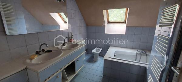 A Wissous, dans un secteur pavillonnaire particulièrement recherché, découvrez cette charmante maison de 118m² de surface au sol sur un terrain de 468 m². 
Au rez-de-chaussée, vous trouverez une grande entrée avec une belle hauteur sous plafond, qui mène à un salon/salle à manger avec cheminée, donnant un accès direct à la terrasse et au grand jardin.  La cuisine attenante s'accompagne d'une arrière-cuisine de 10m², parfaite pour un espace rangement et buanderie. Des WC complètent ce niveau.
À l’étage, trois chambres, une salle de bain et des WC séparés constituent l'espace nuit.
La maison est également équipée d'un garage de 15m², sans oublier la possibilité de garer 2 autres voitures dans la propriété.
Avec quelques rafraîchissements et un peu de rénovation, vous pourrez personnaliser cette maison selon vos goûts pour créer des espaces intérieurs et extérieurs qui vous ressemblent. Certaines photos proposent d'ailleurs des suggestions d'aménagement pour vous aider à vous projeter.
Vous profiterez d’un environnement calme et familial, tout en bénéficiant d'une proximité immédiate des commerces, des écoles et des transports : accès rapide aux principaux axes routiers, aux RER B et C, ainsi qu’à l’aéroport d’Orly, et à la future ligne 18 du Grand Paris Express. À noter également l'ouverture du nouveau collège en septembre 2026.
Contactez-moi dès maintenant pour plus d’informations ou pour organiser une visite.