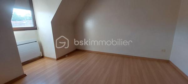 A Wissous, dans un secteur pavillonnaire particulièrement recherché, découvrez cette charmante maison de 118m² de surface au sol sur un terrain de 468 m². 
Au rez-de-chaussée, vous trouverez une grande entrée avec une belle hauteur sous plafond, qui mène à un salon/salle à manger avec cheminée, donnant un accès direct à la terrasse et au grand jardin.  La cuisine attenante s'accompagne d'une arrière-cuisine de 10m², parfaite pour un espace rangement et buanderie. Des WC complètent ce niveau.
À l’étage, trois chambres, une salle de bain et des WC séparés constituent l'espace nuit.
La maison est également équipée d'un garage de 15m², sans oublier la possibilité de garer 2 autres voitures dans la propriété.
Avec quelques rafraîchissements et un peu de rénovation, vous pourrez personnaliser cette maison selon vos goûts pour créer des espaces intérieurs et extérieurs qui vous ressemblent. Certaines photos proposent d'ailleurs des suggestions d'aménagement pour vous aider à vous projeter.
Vous profiterez d’un environnement calme et familial, tout en bénéficiant d'une proximité immédiate des commerces, des écoles et des transports : accès rapide aux principaux axes routiers, aux RER B et C, ainsi qu’à l’aéroport d’Orly, et à la future ligne 18 du Grand Paris Express. À noter également l'ouverture du nouveau collège en septembre 2026.
Contactez-moi dès maintenant pour plus d’informations ou pour organiser une visite.