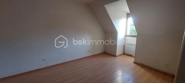 A Wissous, dans un secteur pavillonnaire particulièrement recherché, découvrez cette charmante maison de 118m² de surface au sol sur un terrain de 468 m². 
Au rez-de-chaussée, vous trouverez une grande entrée avec une belle hauteur sous plafond, qui mène à un salon/salle à manger avec cheminée, donnant un accès direct à la terrasse et au grand jardin.  La cuisine attenante s'accompagne d'une arrière-cuisine de 10m², parfaite pour un espace rangement et buanderie. Des WC complètent ce niveau.
À l’étage, trois chambres, une salle de bain et des WC séparés constituent l'espace nuit.
La maison est également équipée d'un garage de 15m², sans oublier la possibilité de garer 2 autres voitures dans la propriété.
Avec quelques rafraîchissements et un peu de rénovation, vous pourrez personnaliser cette maison selon vos goûts pour créer des espaces intérieurs et extérieurs qui vous ressemblent. Certaines photos proposent d'ailleurs des suggestions d'aménagement pour vous aider à vous projeter.
Vous profiterez d’un environnement calme et familial, tout en bénéficiant d'une proximité immédiate des commerces, des écoles et des transports : accès rapide aux principaux axes routiers, aux RER B et C, ainsi qu’à l’aéroport d’Orly, et à la future ligne 18 du Grand Paris Express. À noter également l'ouverture du nouveau collège en septembre 2026.
Contactez-moi dès maintenant pour plus d’informations ou pour organiser une visite.