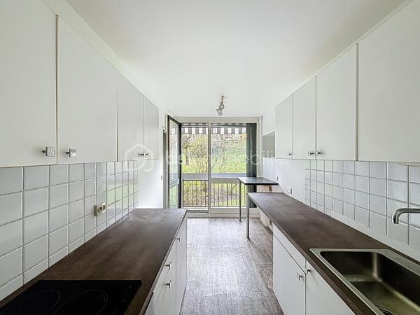 Situé au sein d'une copropriété calme et arborée, sur la commune recherchée de Garches, cet appartement de trois pièces se distingue avec sa luminosité et son cadre de vie agréable à proximité du golf. 
Il se compose comme suit : une entrée desservant une cuisine indépendante, un séjour lumineux grâce à sa large baie vitrée ouvrant sur un balcon confortable, idéal pour profiter de moments de détente en extérieur. L'espace nuit comprend deux chambres, un dressing, une salle de douche ainsi qu'un wc séparé.
Une cave confortable et une place de parking  privative et sécurisée en sous-sol complètent ce bien.
Un appartement fonctionnel et lumineux, idéal pour une résidence principale ou un investissement de qualité, dans un environnement privilégié.
N'hésitez plus ! Contactez moi pour programmer une visite.