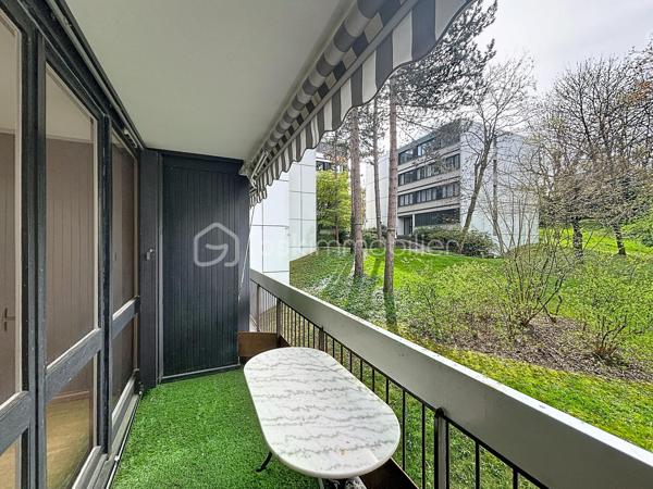 Situé au sein d'une copropriété calme et arborée, sur la commune recherchée de Garches, cet appartement de trois pièces se distingue avec sa luminosité et son cadre de vie agréable à proximité du golf. 
Il se compose comme suit : une entrée desservant une cuisine indépendante, un séjour lumineux grâce à sa large baie vitrée ouvrant sur un balcon confortable, idéal pour profiter de moments de détente en extérieur. L'espace nuit comprend deux chambres, un dressing, une salle de douche ainsi qu'un wc séparé.
Une cave confortable et une place de parking  privative et sécurisée en sous-sol complètent ce bien.
Un appartement fonctionnel et lumineux, idéal pour une résidence principale ou un investissement de qualité, dans un environnement privilégié.
N'hésitez plus ! Contactez moi pour programmer une visite.