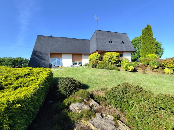 Belle Maison d'architecte de plain pied de 136 m2 des années 1970 exposée plein Sud à proximité de Pontmain

Elle se compose de la manière suivante :
Entrée avec placard, Salon - Salle à manger avec cheminée ouverte de plus de 29 m2, Cuisine retro équipée avec îlot central, Buanderie avec placard, WC séparés, 4 chambres dont 3 avec salles d'eau et une avec une salle de bain.

Sous-sol sur la globalité de la maison + de 120 m2 comprenant un bel espace garage, un espace cave de 30 m2 et un espace Chaufferie.

Assainissement Individuel, Chauffage fioul 2010 (cuve de 2000 Litres), Fibre à raccorder