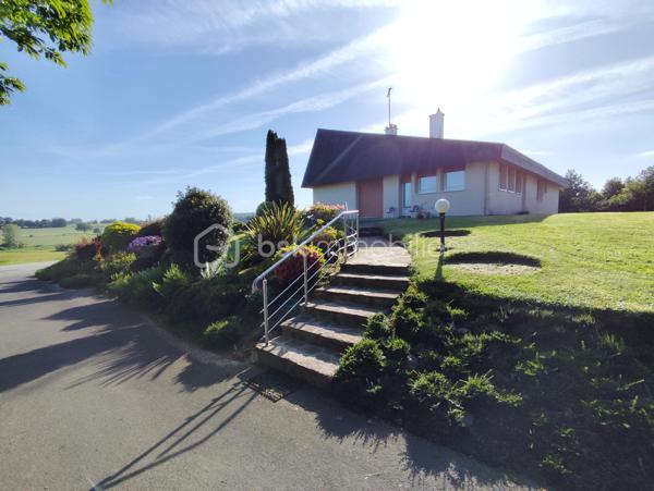 Belle Maison d'architecte de plain pied de 136 m2 des années 1970 exposée plein Sud à proximité de Pontmain

Elle se compose de la manière suivante :
Entrée avec placard, Salon - Salle à manger avec cheminée ouverte de plus de 29 m2, Cuisine retro équipée avec îlot central, Buanderie avec placard, WC séparés, 4 chambres dont 3 avec salles d'eau et une avec une salle de bain.

Sous-sol sur la globalité de la maison + de 120 m2 comprenant un bel espace garage, un espace cave de 30 m2 et un espace Chaufferie.

Assainissement Individuel, Chauffage fioul 2010 (cuve de 2000 Litres), Fibre à raccorder
