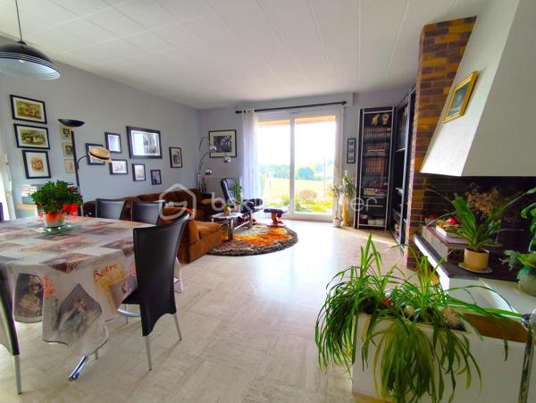 Belle Maison d'architecte de plain pied de 136 m2 des années 1970 exposée plein Sud à proximité de Pontmain

Elle se compose de la manière suivante :
Entrée avec placard, Salon - Salle à manger avec cheminée ouverte de plus de 29 m2, Cuisine retro équipée avec îlot central, Buanderie avec placard, WC séparés, 4 chambres dont 3 avec salles d'eau et une avec une salle de bain.

Sous-sol sur la globalité de la maison + de 120 m2 comprenant un bel espace garage, un espace cave de 30 m2 et un espace Chaufferie.

Assainissement Individuel, Chauffage fioul 2010 (cuve de 2000 Litres), Fibre à raccorder