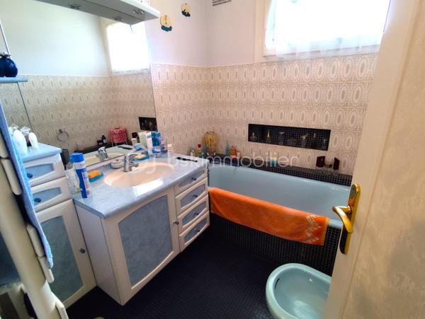 Belle Maison d'architecte de plain pied de 136 m2 des années 1970 exposée plein Sud à proximité de Pontmain

Elle se compose de la manière suivante :
Entrée avec placard, Salon - Salle à manger avec cheminée ouverte de plus de 29 m2, Cuisine retro équipée avec îlot central, Buanderie avec placard, WC séparés, 4 chambres dont 3 avec salles d'eau et une avec une salle de bain.

Sous-sol sur la globalité de la maison + de 120 m2 comprenant un bel espace garage, un espace cave de 30 m2 et un espace Chaufferie.

Assainissement Individuel, Chauffage fioul 2010 (cuve de 2000 Litres), Fibre à raccorder