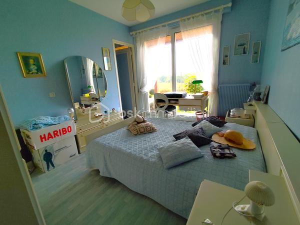 Belle Maison d'architecte de plain pied de 136 m2 des années 1970 exposée plein Sud à proximité de Pontmain

Elle se compose de la manière suivante :
Entrée avec placard, Salon - Salle à manger avec cheminée ouverte de plus de 29 m2, Cuisine retro équipée avec îlot central, Buanderie avec placard, WC séparés, 4 chambres dont 3 avec salles d'eau et une avec une salle de bain.

Sous-sol sur la globalité de la maison + de 120 m2 comprenant un bel espace garage, un espace cave de 30 m2 et un espace Chaufferie.

Assainissement Individuel, Chauffage fioul 2010 (cuve de 2000 Litres), Fibre à raccorder