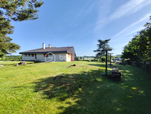Belle Maison d'architecte de plain pied de 136 m2 des années 1970 exposée plein Sud à proximité de Pontmain

Elle se compose de la manière suivante :
Entrée avec placard, Salon - Salle à manger avec cheminée ouverte de plus de 29 m2, Cuisine retro équipée avec îlot central, Buanderie avec placard, WC séparés, 4 chambres dont 3 avec salles d'eau et une avec une salle de bain.

Sous-sol sur la globalité de la maison + de 120 m2 comprenant un bel espace garage, un espace cave de 30 m2 et un espace Chaufferie.

Assainissement Individuel, Chauffage fioul 2010 (cuve de 2000 Litres), Fibre à raccorder
