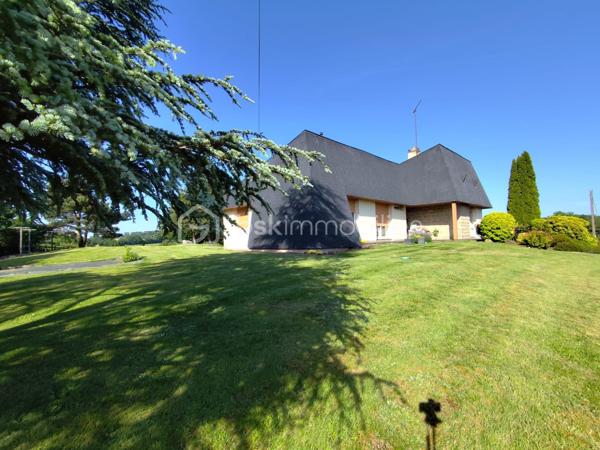 Belle Maison d'architecte de plain pied de 136 m2 des années 1970 exposée plein Sud à proximité de Pontmain

Elle se compose de la manière suivante :
Entrée avec placard, Salon - Salle à manger avec cheminée ouverte de plus de 29 m2, Cuisine retro équipée avec îlot central, Buanderie avec placard, WC séparés, 4 chambres dont 3 avec salles d'eau et une avec une salle de bain.

Sous-sol sur la globalité de la maison + de 120 m2 comprenant un bel espace garage, un espace cave de 30 m2 et un espace Chaufferie.

Assainissement Individuel, Chauffage fioul 2010 (cuve de 2000 Litres), Fibre à raccorder