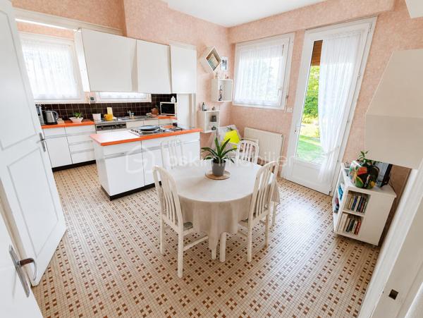 Belle Maison d'architecte de plain pied de 136 m2 des années 1970 exposée plein Sud à proximité de Pontmain

Elle se compose de la manière suivante :
Entrée avec placard, Salon - Salle à manger avec cheminée ouverte de plus de 29 m2, Cuisine retro équipée avec îlot central, Buanderie avec placard, WC séparés, 4 chambres dont 3 avec salles d'eau et une avec une salle de bain.

Sous-sol sur la globalité de la maison + de 120 m2 comprenant un bel espace garage, un espace cave de 30 m2 et un espace Chaufferie.

Assainissement Individuel, Chauffage fioul 2010 (cuve de 2000 Litres), Fibre à raccorder