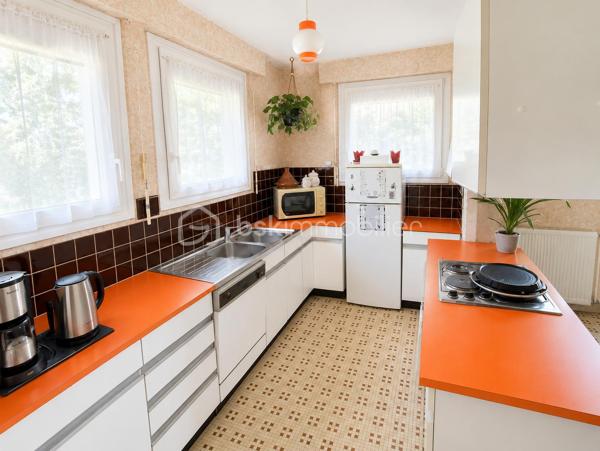 Belle Maison d'architecte de plain pied de 136 m2 des années 1970 exposée plein Sud à proximité de Pontmain

Elle se compose de la manière suivante :
Entrée avec placard, Salon - Salle à manger avec cheminée ouverte de plus de 29 m2, Cuisine retro équipée avec îlot central, Buanderie avec placard, WC séparés, 4 chambres dont 3 avec salles d'eau et une avec une salle de bain.

Sous-sol sur la globalité de la maison + de 120 m2 comprenant un bel espace garage, un espace cave de 30 m2 et un espace Chaufferie.

Assainissement Individuel, Chauffage fioul 2010 (cuve de 2000 Litres), Fibre à raccorder