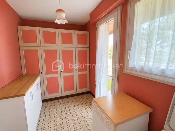Belle Maison d'architecte de plain pied de 136 m2 des années 1970 exposée plein Sud à proximité de Pontmain

Elle se compose de la manière suivante :
Entrée avec placard, Salon - Salle à manger avec cheminée ouverte de plus de 29 m2, Cuisine retro équipée avec îlot central, Buanderie avec placard, WC séparés, 4 chambres dont 3 avec salles d'eau et une avec une salle de bain.

Sous-sol sur la globalité de la maison + de 120 m2 comprenant un bel espace garage, un espace cave de 30 m2 et un espace Chaufferie.

Assainissement Individuel, Chauffage fioul 2010 (cuve de 2000 Litres), Fibre à raccorder