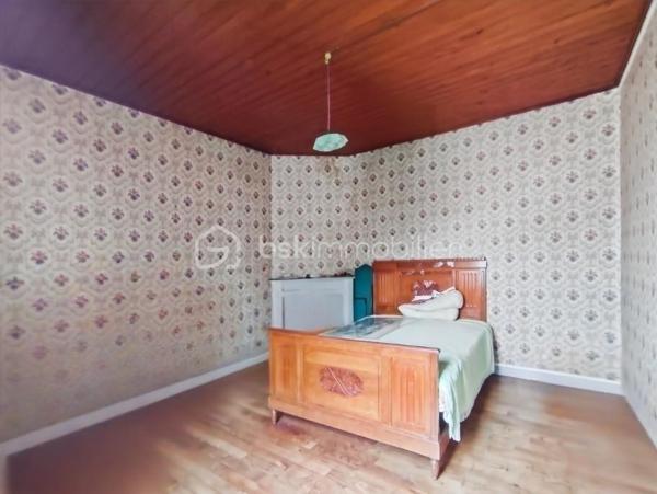 Située dans la commune prisée d’Acigné, idéalement placée à proximité immédiate des écoles et des transports en commun, cette maison d’environ 115 m² séduit par sa façade en pierre associée à une extension plus contemporaine.

Le rez-de-chaussée s’ouvre sur un salon-séjour suivi d’une cuisine indépendante.
Dans la partie extension, vous découvrirez une chambre lumineuse grâce à sa grande baie vitrée, d’une superficie de plus de 17 m², disposant de sa salle de bains et d’une buanderie, pouvant être aménagée en espace bureau ou dressing selon vos besoins. Possibilité d'une deuxième chambre au rez-de-chaussée.

À l’étage, vous trouverez deux grandes chambres sur parquet avec cheminée ancienne conservant tout le charme de l’ancien.
Un grenier ainsi qu’une cave complètent ce bien et offrent des espaces supplémentaires à exploiter.

À l’extérieur, un jardin clos pour profiter pleinement de moments de détente en plein air.

Les plus de cette maison : 
-Menuiserie PVC double vitrage
-Volet électrique
-Cachet de l'ancien (façade en Pierre, parquet bois et cheminées)

Pour plus de renseignements contactez moi 06.16.50.63.37