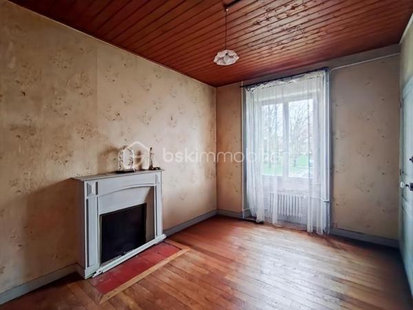 Située dans la commune prisée d’Acigné, idéalement placée à proximité immédiate des écoles et des transports en commun, cette maison d’environ 115 m² séduit par sa façade en pierre associée à une extension plus contemporaine.

Le rez-de-chaussée s’ouvre sur un salon-séjour suivi d’une cuisine indépendante.
Dans la partie extension, vous découvrirez une chambre lumineuse grâce à sa grande baie vitrée, d’une superficie de plus de 17 m², disposant de sa salle de bains et d’une buanderie, pouvant être aménagée en espace bureau ou dressing selon vos besoins. Possibilité d'une deuxième chambre au rez-de-chaussée.

À l’étage, vous trouverez deux grandes chambres sur parquet avec cheminée ancienne conservant tout le charme de l’ancien.
Un grenier ainsi qu’une cave complètent ce bien et offrent des espaces supplémentaires à exploiter.

À l’extérieur, un jardin clos pour profiter pleinement de moments de détente en plein air.

Les plus de cette maison : 
-Menuiserie PVC double vitrage
-Volet électrique
-Cachet de l'ancien (façade en Pierre, parquet bois et cheminées)

Pour plus de renseignements contactez moi 06.16.50.63.37
