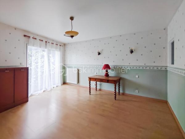 Située dans la commune prisée d’Acigné, idéalement placée à proximité immédiate des écoles et des transports en commun, cette maison d’environ 115 m² séduit par sa façade en pierre associée à une extension plus contemporaine.

Le rez-de-chaussée s’ouvre sur un salon-séjour suivi d’une cuisine indépendante.
Dans la partie extension, vous découvrirez une chambre lumineuse grâce à sa grande baie vitrée, d’une superficie de plus de 17 m², disposant de sa salle de bains et d’une buanderie, pouvant être aménagée en espace bureau ou dressing selon vos besoins. Possibilité d'une deuxième chambre au rez-de-chaussée.

À l’étage, vous trouverez deux grandes chambres sur parquet avec cheminée ancienne conservant tout le charme de l’ancien.
Un grenier ainsi qu’une cave complètent ce bien et offrent des espaces supplémentaires à exploiter.

À l’extérieur, un jardin clos pour profiter pleinement de moments de détente en plein air.

Les plus de cette maison : 
-Menuiserie PVC double vitrage
-Volet électrique
-Cachet de l'ancien (façade en Pierre, parquet bois et cheminées)

Pour plus de renseignements contactez moi 06.16.50.63.37