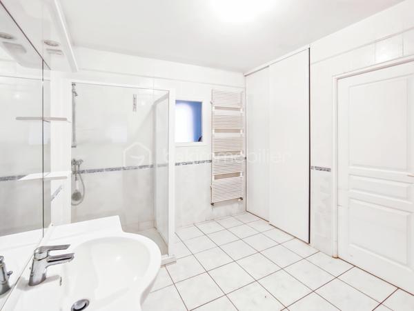 Située dans la commune prisée d’Acigné, idéalement placée à proximité immédiate des écoles et des transports en commun, cette maison d’environ 115 m² séduit par sa façade en pierre associée à une extension plus contemporaine.

Le rez-de-chaussée s’ouvre sur un salon-séjour suivi d’une cuisine indépendante.
Dans la partie extension, vous découvrirez une chambre lumineuse grâce à sa grande baie vitrée, d’une superficie de plus de 17 m², disposant de sa salle de bains et d’une buanderie, pouvant être aménagée en espace bureau ou dressing selon vos besoins. Possibilité d'une deuxième chambre au rez-de-chaussée.

À l’étage, vous trouverez deux grandes chambres sur parquet avec cheminée ancienne conservant tout le charme de l’ancien.
Un grenier ainsi qu’une cave complètent ce bien et offrent des espaces supplémentaires à exploiter.

À l’extérieur, un jardin clos pour profiter pleinement de moments de détente en plein air.

Les plus de cette maison : 
-Menuiserie PVC double vitrage
-Volet électrique
-Cachet de l'ancien (façade en Pierre, parquet bois et cheminées)

Pour plus de renseignements contactez moi 06.16.50.63.37
