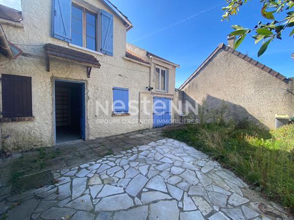 Maison de ville en plein coeur d'Itteville - 5 pièces - 3 chambres - Terrasse - Travaux à prévoir