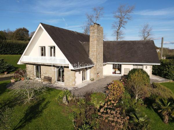 Aux portes de LANDERNEAU et de toutes ses commodités, belle maison d’architecte entourée d’un beau jardin de 4000 m2.

REZ-DE-CHAUSSEE :
ESPACE DE VIE d’environ 80 m² comprenant une cuisine ouverte sur la salle à manger ainsi qu’un séjour lumineux doté de larges baies vitrées exposées plein sud, donnant accès à une agréable terrasse.
Hall d’entrée
WC
L’ESPACE NUIT offre une lingerie, une salle d’eau, deux chambres confortables ainsi qu’une suite parentale comprenant une salle de bain avec douche et baignoire. Un WC séparé vient compléter cet espace.

A L’ETAGE : mezzanine/salon de 32m² sous large verrière, deux chambres, une salle d’eau avec wc et une salle de 65 m² pouvant être aménagée en salle de jeux, salle de sport ou selon vos envies.

SOUS-SOL COMPLET comprenant un garage de 60 m², une buanderie, une cave à vin et de nombreux espaces de rangement.