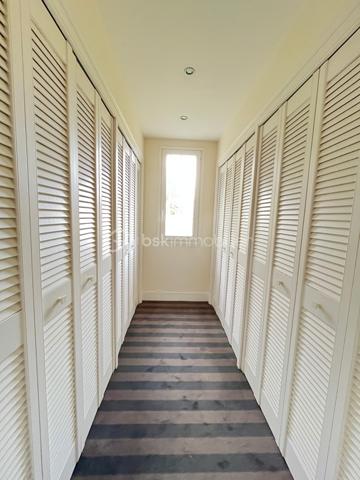 Aux portes de LANDERNEAU et de toutes ses commodités, belle maison d’architecte entourée d’un beau jardin de 4000 m2.

REZ-DE-CHAUSSEE :
ESPACE DE VIE d’environ 80 m² comprenant une cuisine ouverte sur la salle à manger ainsi qu’un séjour lumineux doté de larges baies vitrées exposées plein sud, donnant accès à une agréable terrasse.
Hall d’entrée
WC
L’ESPACE NUIT offre une lingerie, une salle d’eau, deux chambres confortables ainsi qu’une suite parentale comprenant une salle de bain avec douche et baignoire. Un WC séparé vient compléter cet espace.

A L’ETAGE : mezzanine/salon de 32m² sous large verrière, deux chambres, une salle d’eau avec wc et une salle de 65 m² pouvant être aménagée en salle de jeux, salle de sport ou selon vos envies.

SOUS-SOL COMPLET comprenant un garage de 60 m², une buanderie, une cave à vin et de nombreux espaces de rangement.