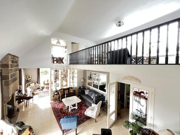 Aux portes de LANDERNEAU et de toutes ses commodités, belle maison d’architecte entourée d’un beau jardin de 4000 m2.

REZ-DE-CHAUSSEE :
ESPACE DE VIE d’environ 80 m² comprenant une cuisine ouverte sur la salle à manger ainsi qu’un séjour lumineux doté de larges baies vitrées exposées plein sud, donnant accès à une agréable terrasse.
Hall d’entrée
WC
L’ESPACE NUIT offre une lingerie, une salle d’eau, deux chambres confortables ainsi qu’une suite parentale comprenant une salle de bain avec douche et baignoire. Un WC séparé vient compléter cet espace.

A L’ETAGE : mezzanine/salon de 32m² sous large verrière, deux chambres, une salle d’eau avec wc et une salle de 65 m² pouvant être aménagée en salle de jeux, salle de sport ou selon vos envies.

SOUS-SOL COMPLET comprenant un garage de 60 m², une buanderie, une cave à vin et de nombreux espaces de rangement.