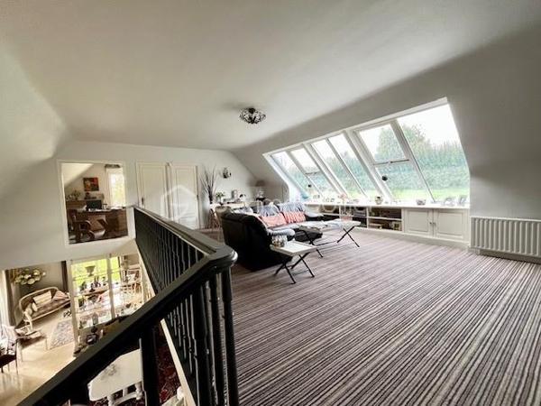 Aux portes de LANDERNEAU et de toutes ses commodités, belle maison d’architecte entourée d’un beau jardin de 4000 m2.

REZ-DE-CHAUSSEE :
ESPACE DE VIE d’environ 80 m² comprenant une cuisine ouverte sur la salle à manger ainsi qu’un séjour lumineux doté de larges baies vitrées exposées plein sud, donnant accès à une agréable terrasse.
Hall d’entrée
WC
L’ESPACE NUIT offre une lingerie, une salle d’eau, deux chambres confortables ainsi qu’une suite parentale comprenant une salle de bain avec douche et baignoire. Un WC séparé vient compléter cet espace.

A L’ETAGE : mezzanine/salon de 32m² sous large verrière, deux chambres, une salle d’eau avec wc et une salle de 65 m² pouvant être aménagée en salle de jeux, salle de sport ou selon vos envies.

SOUS-SOL COMPLET comprenant un garage de 60 m², une buanderie, une cave à vin et de nombreux espaces de rangement.
