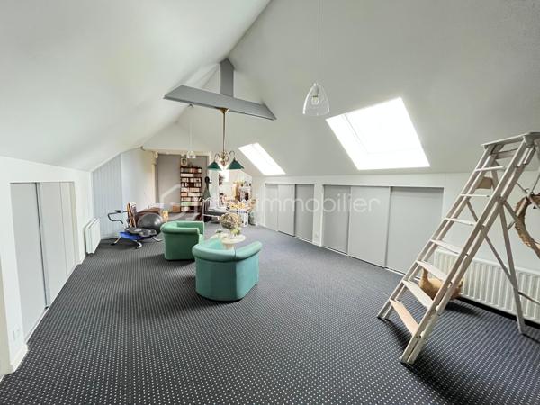 Aux portes de LANDERNEAU et de toutes ses commodités, belle maison d’architecte entourée d’un beau jardin de 4000 m2.

REZ-DE-CHAUSSEE :
ESPACE DE VIE d’environ 80 m² comprenant une cuisine ouverte sur la salle à manger ainsi qu’un séjour lumineux doté de larges baies vitrées exposées plein sud, donnant accès à une agréable terrasse.
Hall d’entrée
WC
L’ESPACE NUIT offre une lingerie, une salle d’eau, deux chambres confortables ainsi qu’une suite parentale comprenant une salle de bain avec douche et baignoire. Un WC séparé vient compléter cet espace.

A L’ETAGE : mezzanine/salon de 32m² sous large verrière, deux chambres, une salle d’eau avec wc et une salle de 65 m² pouvant être aménagée en salle de jeux, salle de sport ou selon vos envies.

SOUS-SOL COMPLET comprenant un garage de 60 m², une buanderie, une cave à vin et de nombreux espaces de rangement.