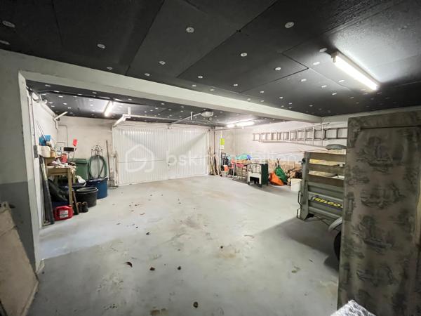 Aux portes de LANDERNEAU et de toutes ses commodités, belle maison d’architecte entourée d’un beau jardin de 4000 m2.

REZ-DE-CHAUSSEE :
ESPACE DE VIE d’environ 80 m² comprenant une cuisine ouverte sur la salle à manger ainsi qu’un séjour lumineux doté de larges baies vitrées exposées plein sud, donnant accès à une agréable terrasse.
Hall d’entrée
WC
L’ESPACE NUIT offre une lingerie, une salle d’eau, deux chambres confortables ainsi qu’une suite parentale comprenant une salle de bain avec douche et baignoire. Un WC séparé vient compléter cet espace.

A L’ETAGE : mezzanine/salon de 32m² sous large verrière, deux chambres, une salle d’eau avec wc et une salle de 65 m² pouvant être aménagée en salle de jeux, salle de sport ou selon vos envies.

SOUS-SOL COMPLET comprenant un garage de 60 m², une buanderie, une cave à vin et de nombreux espaces de rangement.