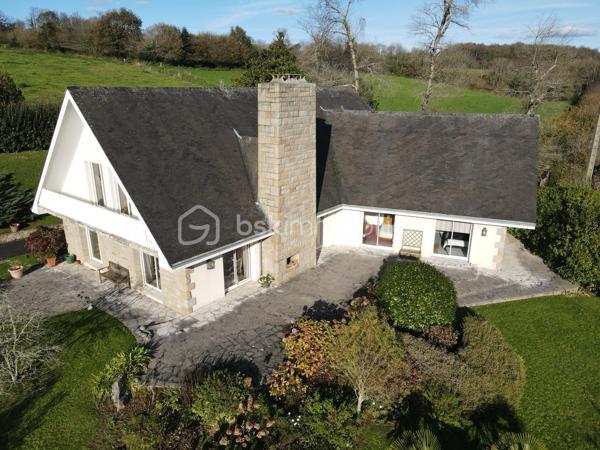Aux portes de LANDERNEAU et de toutes ses commodités, belle maison d’architecte entourée d’un beau jardin de 4000 m2.

REZ-DE-CHAUSSEE :
ESPACE DE VIE d’environ 80 m² comprenant une cuisine ouverte sur la salle à manger ainsi qu’un séjour lumineux doté de larges baies vitrées exposées plein sud, donnant accès à une agréable terrasse.
Hall d’entrée
WC
L’ESPACE NUIT offre une lingerie, une salle d’eau, deux chambres confortables ainsi qu’une suite parentale comprenant une salle de bain avec douche et baignoire. Un WC séparé vient compléter cet espace.

A L’ETAGE : mezzanine/salon de 32m² sous large verrière, deux chambres, une salle d’eau avec wc et une salle de 65 m² pouvant être aménagée en salle de jeux, salle de sport ou selon vos envies.

SOUS-SOL COMPLET comprenant un garage de 60 m², une buanderie, une cave à vin et de nombreux espaces de rangement.