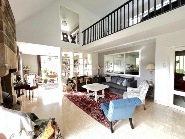 Aux portes de LANDERNEAU et de toutes ses commodités, belle maison d’architecte entourée d’un beau jardin de 4000 m2.

REZ-DE-CHAUSSEE :
ESPACE DE VIE d’environ 80 m² comprenant une cuisine ouverte sur la salle à manger ainsi qu’un séjour lumineux doté de larges baies vitrées exposées plein sud, donnant accès à une agréable terrasse.
Hall d’entrée
WC
L’ESPACE NUIT offre une lingerie, une salle d’eau, deux chambres confortables ainsi qu’une suite parentale comprenant une salle de bain avec douche et baignoire. Un WC séparé vient compléter cet espace.

A L’ETAGE : mezzanine/salon de 32m² sous large verrière, deux chambres, une salle d’eau avec wc et une salle de 65 m² pouvant être aménagée en salle de jeux, salle de sport ou selon vos envies.

SOUS-SOL COMPLET comprenant un garage de 60 m², une buanderie, une cave à vin et de nombreux espaces de rangement.