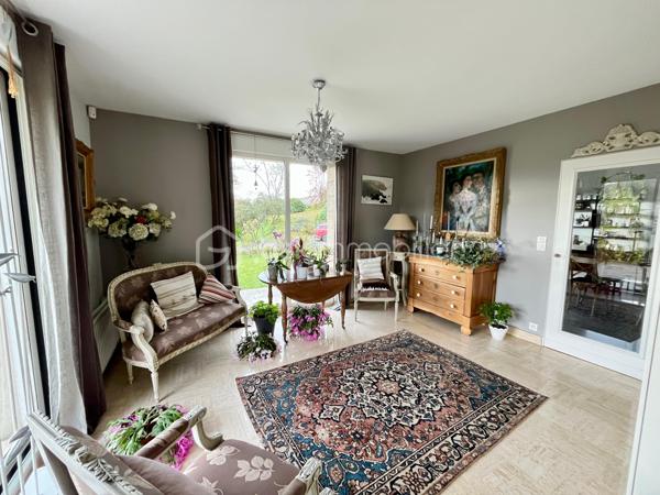 Aux portes de LANDERNEAU et de toutes ses commodités, belle maison d’architecte entourée d’un beau jardin de 4000 m2.

REZ-DE-CHAUSSEE :
ESPACE DE VIE d’environ 80 m² comprenant une cuisine ouverte sur la salle à manger ainsi qu’un séjour lumineux doté de larges baies vitrées exposées plein sud, donnant accès à une agréable terrasse.
Hall d’entrée
WC
L’ESPACE NUIT offre une lingerie, une salle d’eau, deux chambres confortables ainsi qu’une suite parentale comprenant une salle de bain avec douche et baignoire. Un WC séparé vient compléter cet espace.

A L’ETAGE : mezzanine/salon de 32m² sous large verrière, deux chambres, une salle d’eau avec wc et une salle de 65 m² pouvant être aménagée en salle de jeux, salle de sport ou selon vos envies.

SOUS-SOL COMPLET comprenant un garage de 60 m², une buanderie, une cave à vin et de nombreux espaces de rangement.
