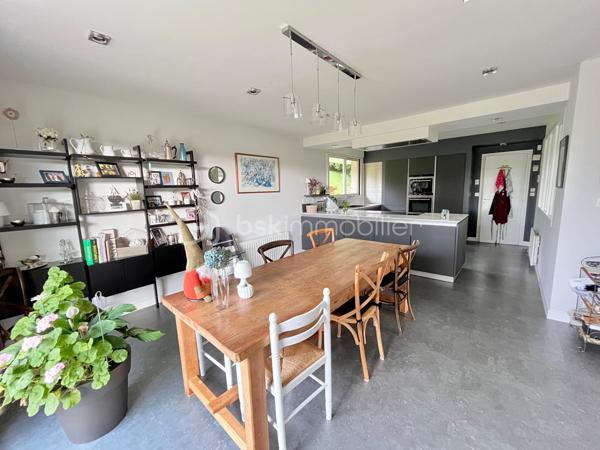 Aux portes de LANDERNEAU et de toutes ses commodités, belle maison d’architecte entourée d’un beau jardin de 4000 m2.

REZ-DE-CHAUSSEE :
ESPACE DE VIE d’environ 80 m² comprenant une cuisine ouverte sur la salle à manger ainsi qu’un séjour lumineux doté de larges baies vitrées exposées plein sud, donnant accès à une agréable terrasse.
Hall d’entrée
WC
L’ESPACE NUIT offre une lingerie, une salle d’eau, deux chambres confortables ainsi qu’une suite parentale comprenant une salle de bain avec douche et baignoire. Un WC séparé vient compléter cet espace.

A L’ETAGE : mezzanine/salon de 32m² sous large verrière, deux chambres, une salle d’eau avec wc et une salle de 65 m² pouvant être aménagée en salle de jeux, salle de sport ou selon vos envies.

SOUS-SOL COMPLET comprenant un garage de 60 m², une buanderie, une cave à vin et de nombreux espaces de rangement.