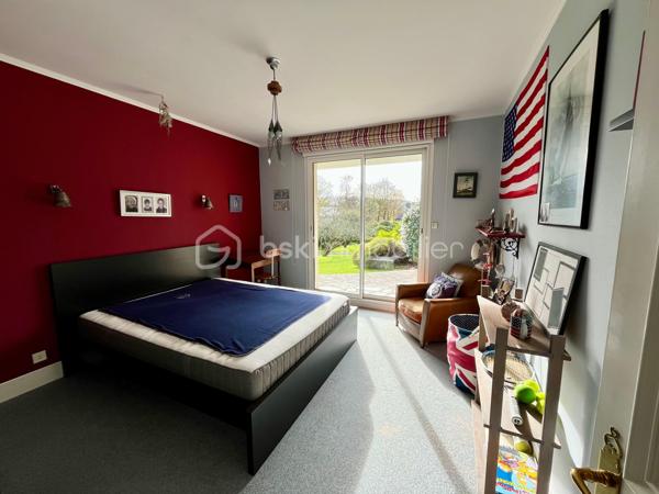 Aux portes de LANDERNEAU et de toutes ses commodités, belle maison d’architecte entourée d’un beau jardin de 4000 m2.

REZ-DE-CHAUSSEE :
ESPACE DE VIE d’environ 80 m² comprenant une cuisine ouverte sur la salle à manger ainsi qu’un séjour lumineux doté de larges baies vitrées exposées plein sud, donnant accès à une agréable terrasse.
Hall d’entrée
WC
L’ESPACE NUIT offre une lingerie, une salle d’eau, deux chambres confortables ainsi qu’une suite parentale comprenant une salle de bain avec douche et baignoire. Un WC séparé vient compléter cet espace.

A L’ETAGE : mezzanine/salon de 32m² sous large verrière, deux chambres, une salle d’eau avec wc et une salle de 65 m² pouvant être aménagée en salle de jeux, salle de sport ou selon vos envies.

SOUS-SOL COMPLET comprenant un garage de 60 m², une buanderie, une cave à vin et de nombreux espaces de rangement.