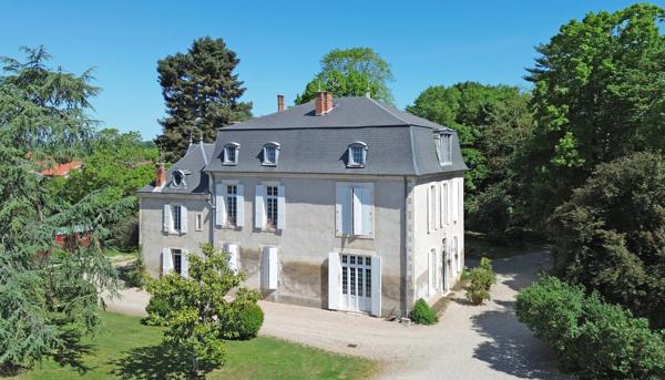 Domaine du XVIIe siècle avec gîtes, piscine et dépendances