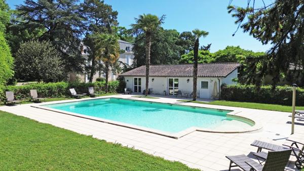 Domaine du XVIIe siècle avec gîtes, piscine et dépendances