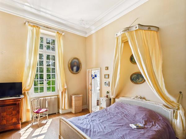 Domaine du XVIIe siècle avec gîtes, piscine et dépendances
