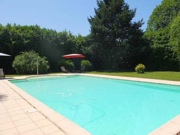 Domaine du XVIIe siècle avec gîtes, piscine et dépendances
