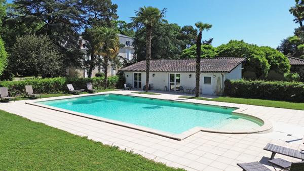 Domaine du XVIIe siècle avec gîtes, piscine et dépendances