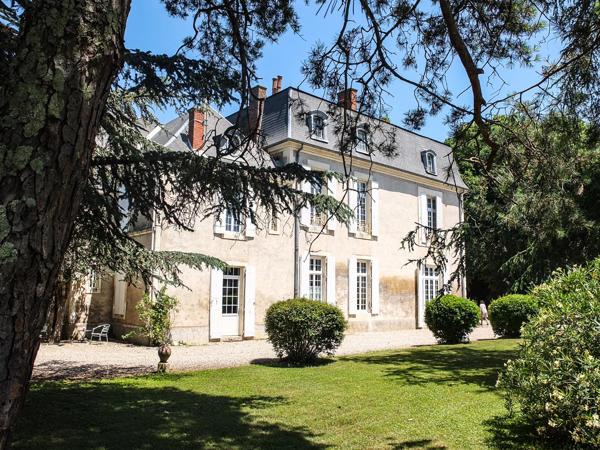 Domaine du XVIIe siècle avec gîtes, piscine et dépendances