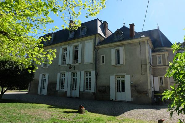 Domaine du XVIIe siècle avec gîtes, piscine et dépendances