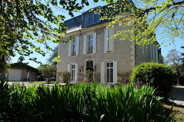Domaine du XVIIe siècle avec gîtes, piscine et dépendances