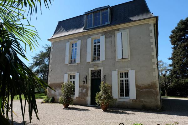 Domaine du XVIIe siècle avec gîtes, piscine et dépendances