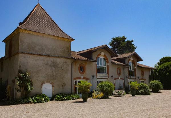 Domaine du XVIIe siècle avec gîtes, piscine et dépendances
