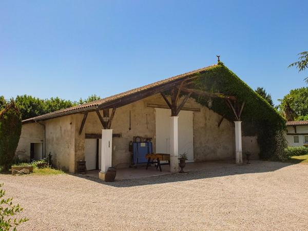 Domaine du XVIIe siècle avec gîtes, piscine et dépendances