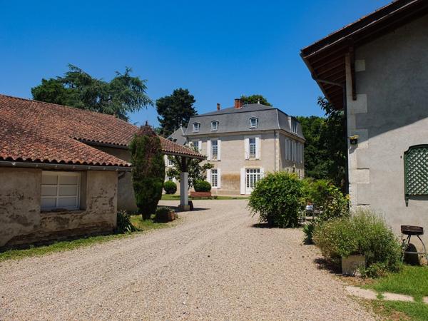 Domaine du XVIIe siècle avec gîtes, piscine et dépendances