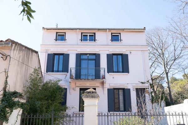 À vendre NÎMES  – Maison de caractère avec extérieur, garage et bassin – Quartier RÉVOLUTION