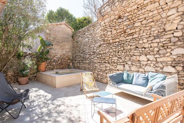 À vendre NÎMES  – Maison de caractère avec extérieur, garage et bassin – Quartier RÉVOLUTION