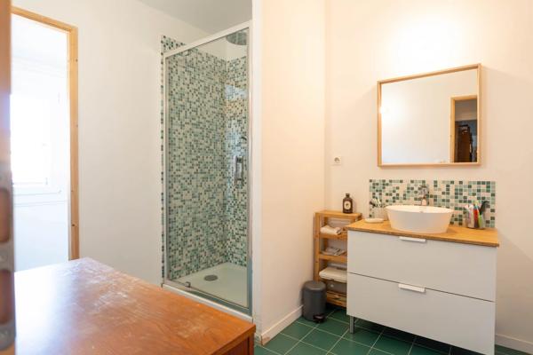 À vendre NÎMES  – Maison de caractère avec extérieur, garage et bassin – Quartier RÉVOLUTION